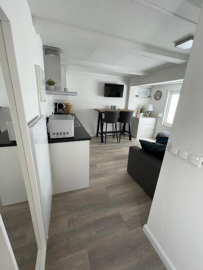 Juna Laboe Buitenkant foto